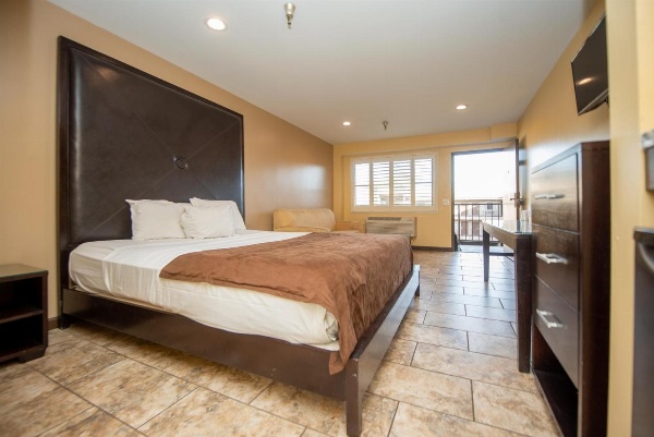 Casa Bella Inn- Huntington Park image 18