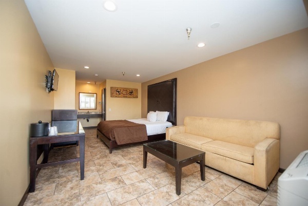 Casa Bella Inn- Huntington Park image 19